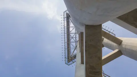 Betonowa konstrukcja abstrakcyjna na tle nieba
