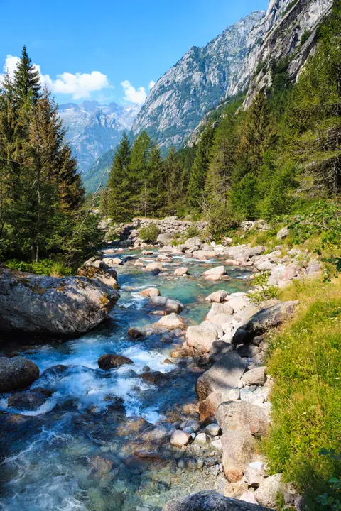 Widok na gory w val di mello wlochy