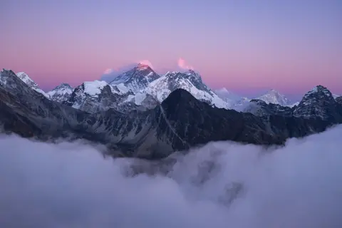 Szczyt mount everest pokryty sniegiem