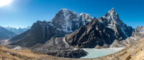Gory cholatse nad woda region khumbu nepal