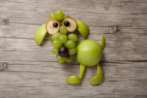 Piesek z jablka winogron i banana