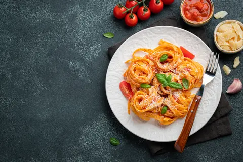 Wloskie tagliatelle w sosie pomidorowym z parmezanem
