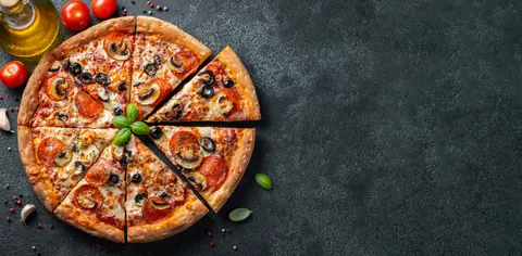 Pizza pepperoni z pieczarkami i oliwkami