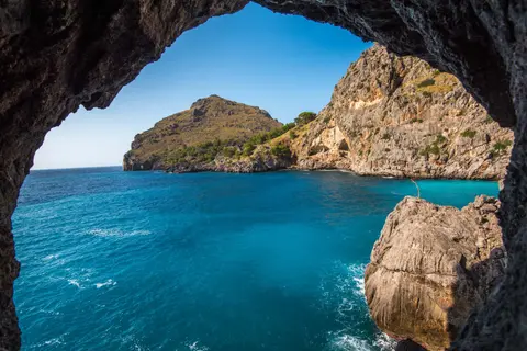 Klify nad oceanem przez naturalny luk skalny