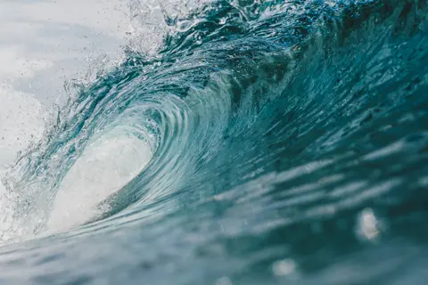 Wnetrze ogromnej fali wyspy mentawai indonezja