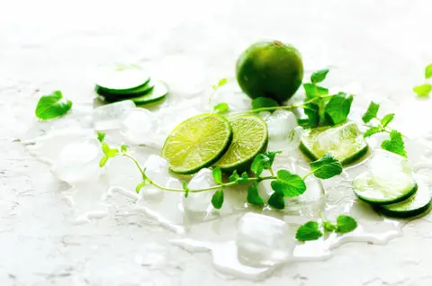 Domowa lemoniada limonkowa z ogorkiem rozmarynem i lodem
