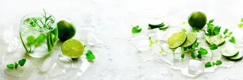Domowa lemoniada limonkowa z ogorkiem rozmarynem i lodem
