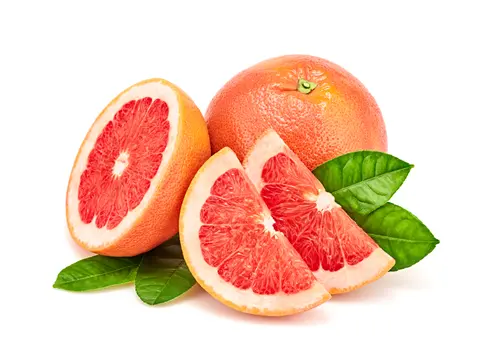 Plasterki grejpfruta z liscmi na bialym tle