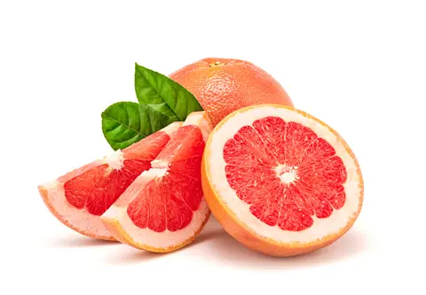 Plasterki grejpfruta z liscmi na bialym tle