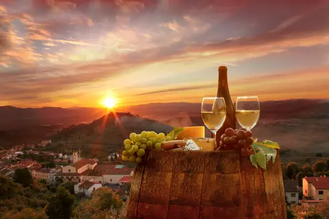 Biale wino z beczka w winnicy chianti toskania