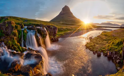 Wschod slonca nad wodospadem kirkjufellsfoss i gora kirkjufell